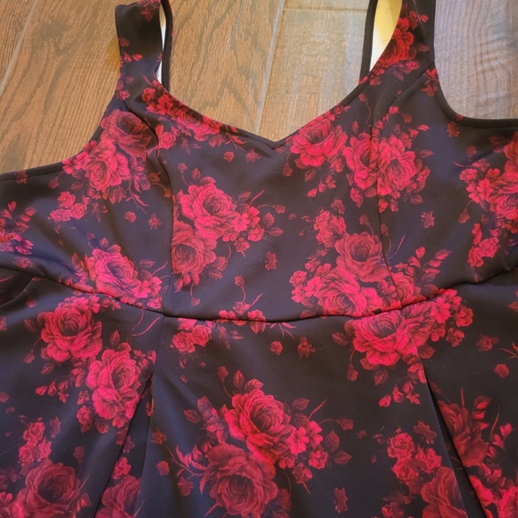 Black & Red Floral Scuba Skater Dress w/ Hidden Front Pockets, Sweetheart Neck - Picture 13 of 15